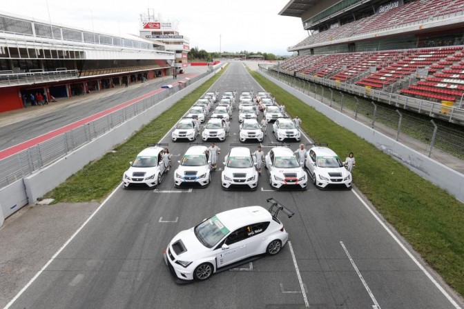 Les teams clients reçoivent et testent la SEAT Leon Cup Racer 3 LeonEurocup00HandoverBarcelona e1398439271161
