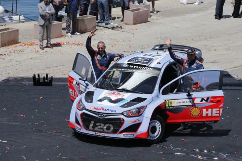 Le Hyundai Shell World Rally Team engage trois voitures au Rallye de Pologne 3 Hayden_Paddon_Sardinia_Italia_Rally_Hyundai_i20_WRC_Podium