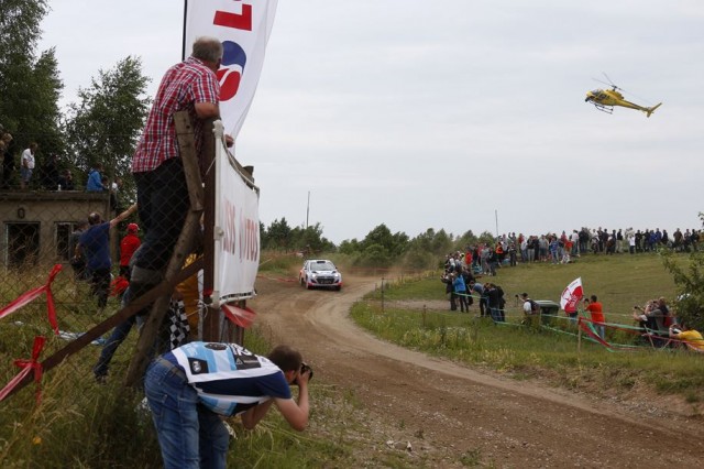 Les trois Hyundai i20 WRC terminent dans les points au Rallye de Pologne 2 Hayden_Paddon_Rally_Poland_Hyundai_i20_WRC_Action_2