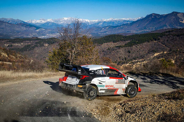 SEBASTIEN OGIER REPREND LA TETE DU RALLYE ET CREUSE L'ECART SUR SEBASTIEN LOEB 2 Voiture-1-(Sébastien-Ogier,-Benjamin-Veillas)