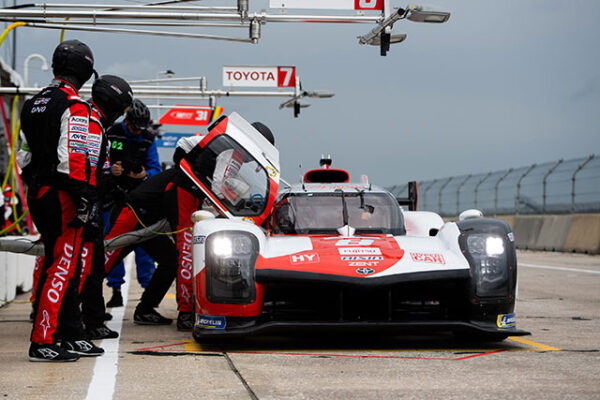 1000 MILES DE SEBRING : LA TOYOTA GAZOO RACING N° 8 SUR LE PODIUM 5 2-Heures-de-Sebring-stand-Toyota