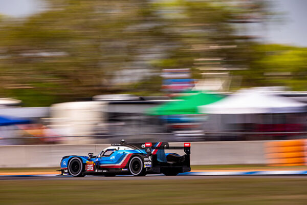 ALPINE-SIGNE-SA-PREMIRE-VICTOIRE-DANS-LA-CATGORIE-REINE--SEBRING-(1)