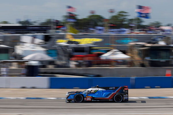 ALPINE-SIGNE-SA-PREMIRE-VICTOIRE-DANS-LA-CATGORIE-REINE--SEBRING