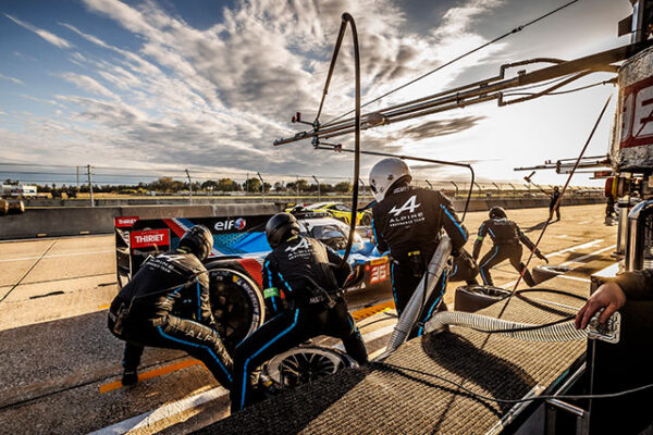 ALPINE ELF ENDURANCE TEAM A LANCE OFFICIELLEMENT SA CAMPAGNE EN FIA WEC 4 Stand-Alpine