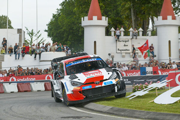 Voiture-1-(Sébastien-Ogier,-Benjamin-Veillas)