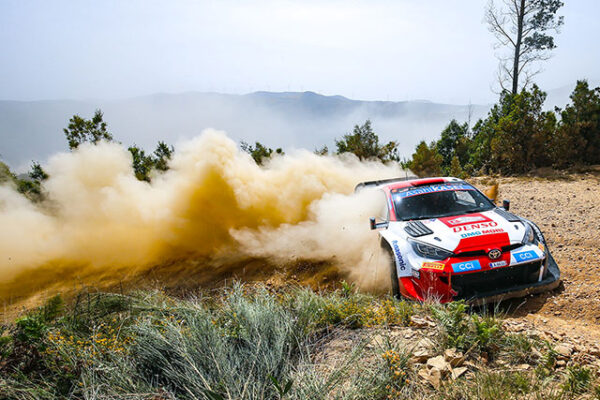 DOUBLE TOYOTA AU PORTUGAL ELFYN EVANS LEADER DEVANT KALLE ROVENPERA 1 Voiture-33-(Elfyn-Evans,-Scott-Martin)
