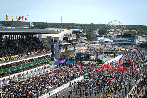 TOYOTA GAZOO RACING SIGNE UN DOUBLÉ AUX 24 HEURES DU MANS 2022. 4 La GR 10 Hybrid pilotée par l'équipage Sébastien Buemi, Brendon Hartley et Ryo Hirakawa ont donc bouclés 380 tours du circuit pour prendre le drapeau à damier