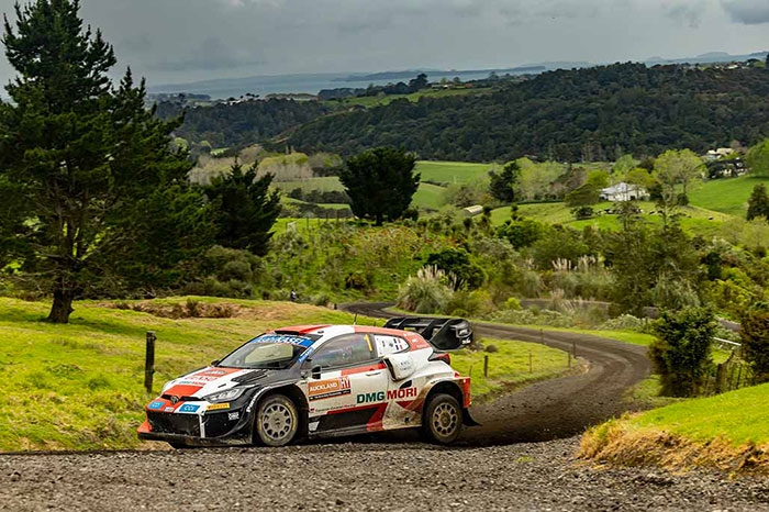 Voiture-1-(Sébastien-Ogier,-Benjamin-Veillas)