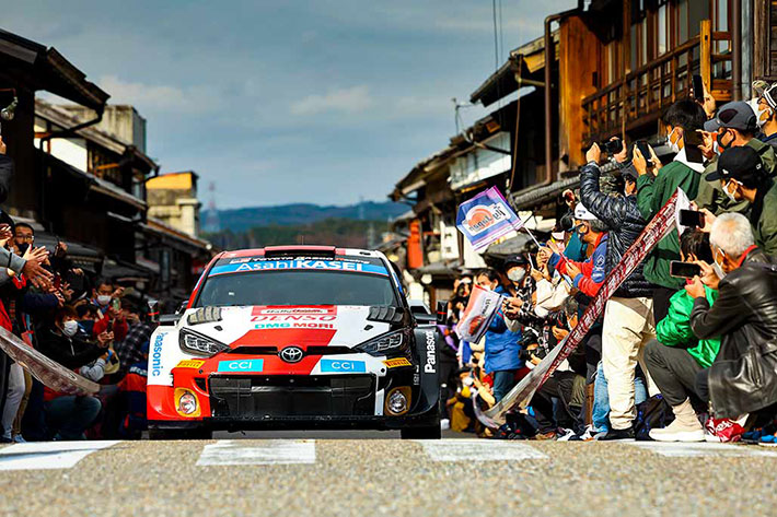 RALLYE DU JAPON : THIERRY NEUVILLE S'ADJUGE LA PREMIERE MARCHE DU PODIUM 2 Voiture-33-(Elfyn-Evans,-Scott-Martin)