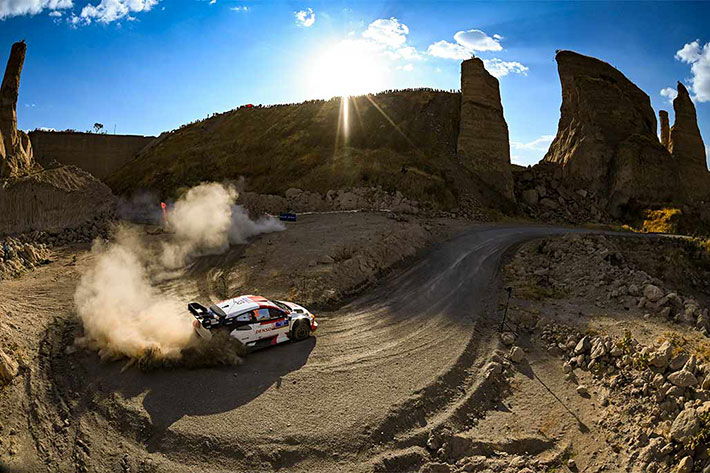 SEBASTIEN OGIER MET LA PRESSION SUR ESAPEKKA LAPPI QUI CRAQUE ET ABANDONNE 3 Voiture-33-(Elfyn-Evans,-Scott-Martin)