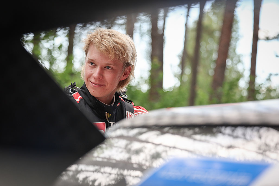 Kalle Rovanperä du TOYOTA GAZOO Racing World Rally Team a été imbattable sur les routes forestières rapides du Rallye d’Estonie lors d’un samedi sensationnel.