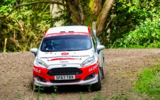 Fourmaux scelle le titre de champion britannique des rallyes avec la victoire du Yorkshire 3 Waugh en action