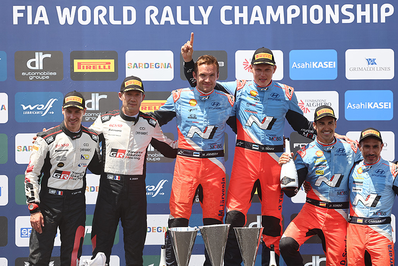 Deux dixièmes de seconde séparent Tänak d'Ogier dans l'une des arrivées les plus serrées de l'histoire du WRC ! 1 Cérémonie du podium