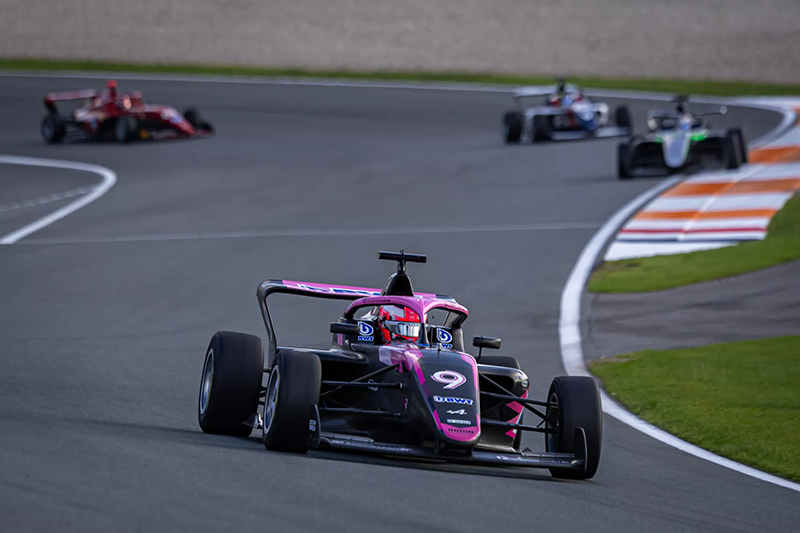 Record absolu : Huit podiums en autant de courses pour Abbi Pulling 2 Abbi-Pulling-Rodin-Motorsport