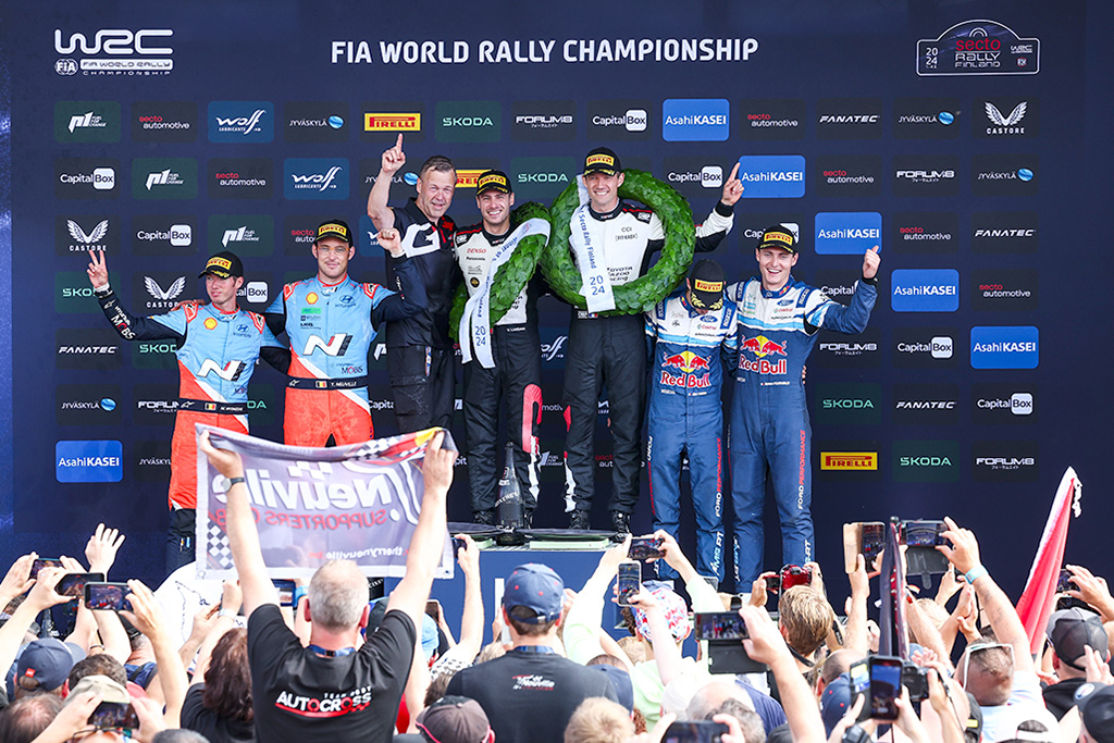 Dernier tour de piste : Ogier décroche la victoire en Finlande, Neuville termine deuxième. 4 Cérémonie du podium