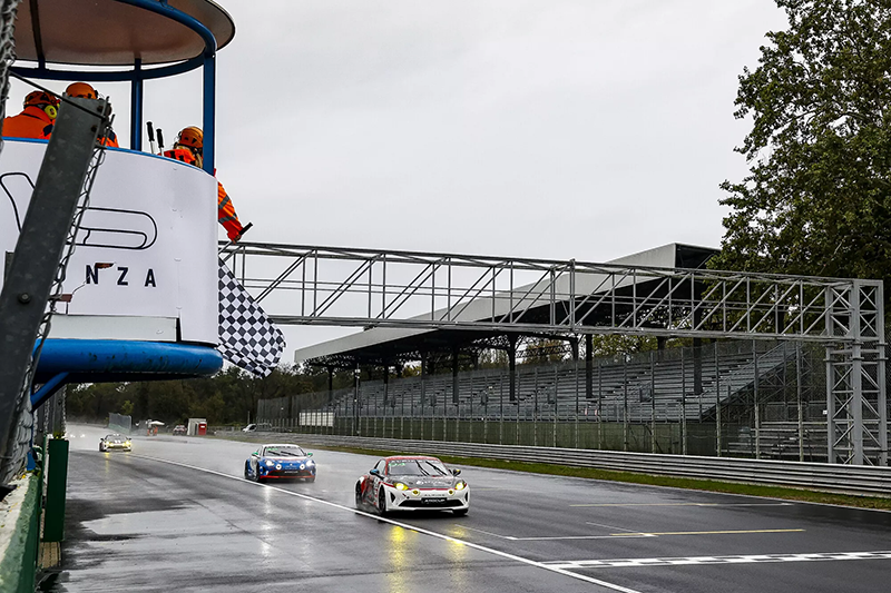 Charles Roussanne, nouveau roi de l'Alpine ELF Cup Series 2 Charles Roussanne remporte le titre en Alpine ELF1