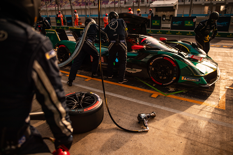 Aston Martin Valkyrie en endurance : un défi relevé avec détermination 2 009 Valkyrie arret crepusculaire copie