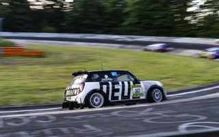 Nürburgring 24h : La MINI JCW de Bulldog Racing Vole la 2e Place en SP3T ! 2 MINI JCW x Deus aux 24 heures du Nurburgring 6 copie