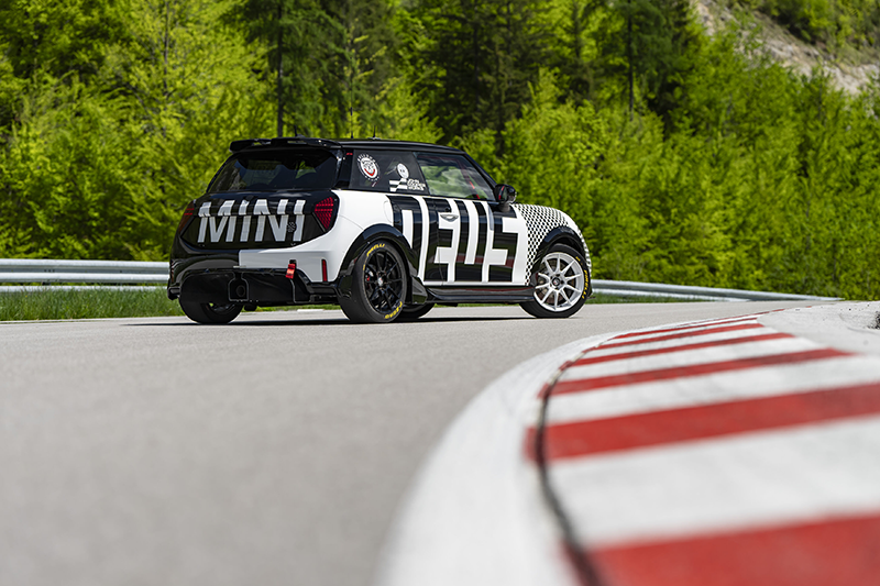 24 Heures du Nurburgring: Samantha Tan fait ses débuts au volant de la MINI John Cooper Works 2 Samantha Tan Mini JCW xDEUS (3)