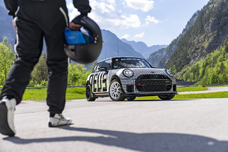 24 Heures du Nurburgring: Samantha Tan fait ses débuts au volant de la MINI John Cooper Works 3 l'étoile montante canadienne Samantha Tan, 27 ans, prête à marquer de son empreinte cette course légendaire.