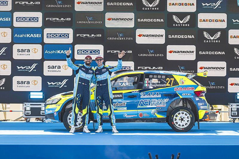 Rallye d'Italie Sardaigne : Incroyable victoire à domicile en WRC2 pour l'équipage Škoda ! 1 Skoda Motorsport Dapra podium