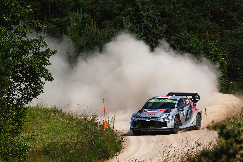 Étonnant ! Oliver Solberg crée la surprise et prend les commandes du Rallye d'Estonie. 2 Voiture 18 (Takamoto Katsuta, Aaron Johnston)