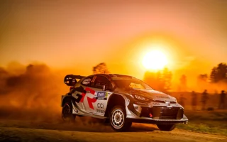 Étonnant ! Oliver Solberg crée la surprise et prend les commandes du Rallye d&rsquo;Estonie.