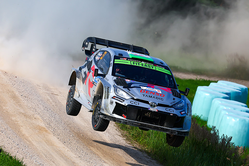 Étonnant ! Oliver Solberg crée la surprise et prend les commandes du Rallye d'Estonie. 3 Voiture 33 (Elfyn Evans, Scott Martin)