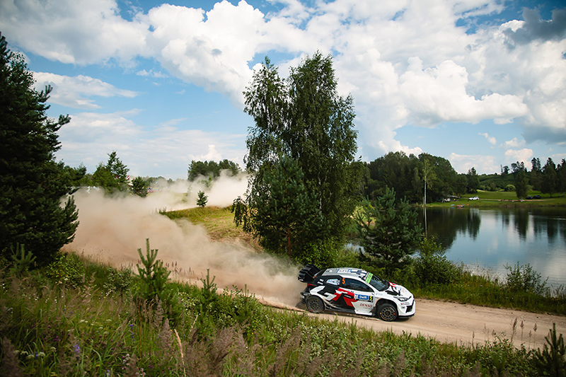 Étonnant ! Oliver Solberg crée la surprise et prend les commandes du Rallye d'Estonie. 4 Voiture 5 (Sami Pajari, Marko Salminen)