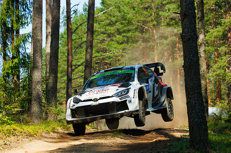 Étonnant ! Oliver Solberg crée la surprise et prend les commandes du Rallye d'Estonie. 1 Voiture 99 (Oliver Solberg, Elliott Edmondson)