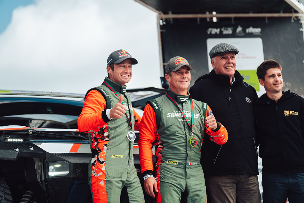 Podium au Portugal : Loeb et Boulanger font briller les Dacia Sandriders 2 Sébastien Loeb et Édouard Boulanger - Podium - Rallye-Raid du Portugal