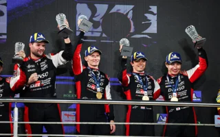 Rallye du Japon : Toyota impose sa loi à domicile avec un triplé retentissant. Tous les regards sont désormais braqués sur le choc final du championnat pilotes.
