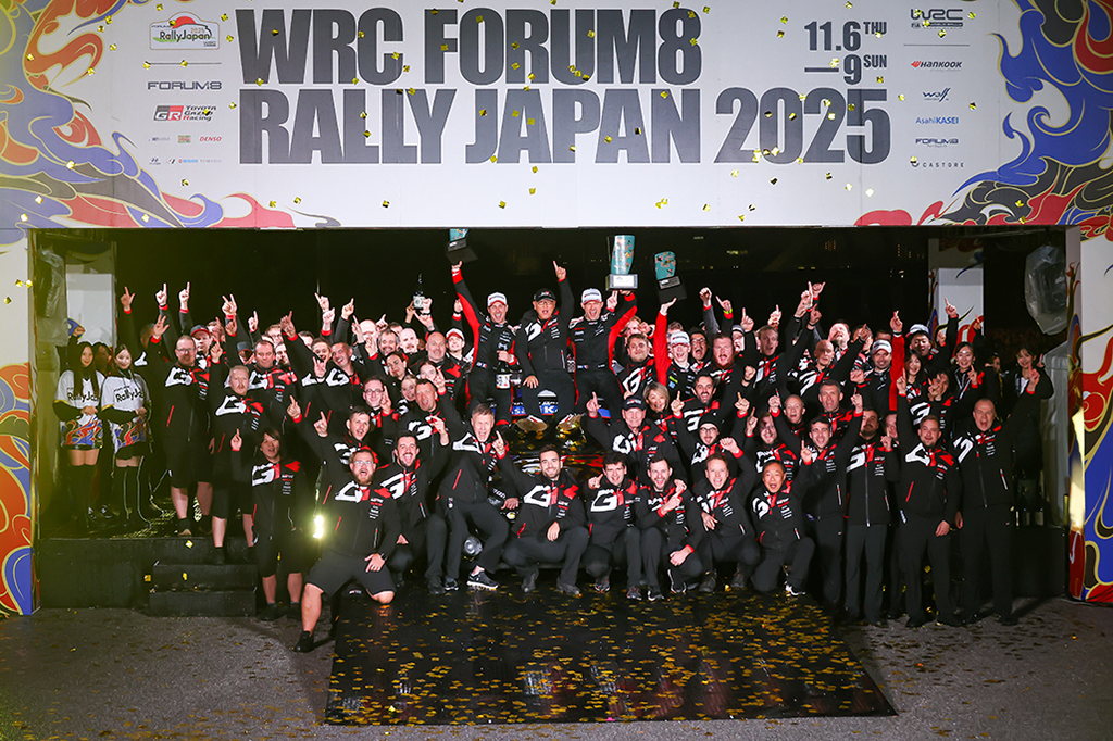 Rallye du Japon : Toyota impose sa loi à domicile avec un triplé retentissant. Tous les regards sont désormais braqués sur le choc final du championnat pilotes. 4 Podium Ceremony