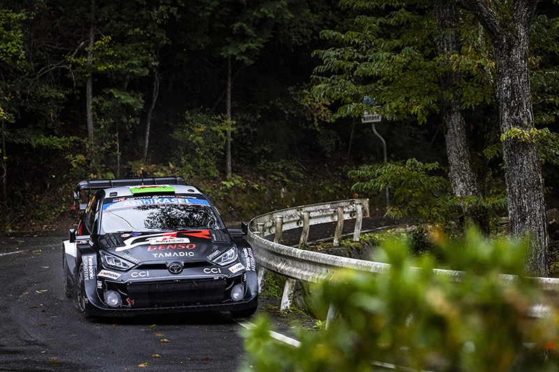 Rallye du Japon : Toyota impose sa loi à domicile avec un triplé retentissant. Tous les regards sont désormais braqués sur le choc final du championnat pilotes. 2 Voiture 33 Elfyn Evans Scott Martin copie 3