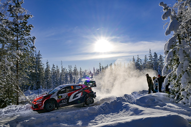 Takamoto Katsuta sur le podium enneigé du Rallye de Suède 2026 après une performance solide en WRC Car 18 (Takamoto Katsuta, Aaron Johnston)
