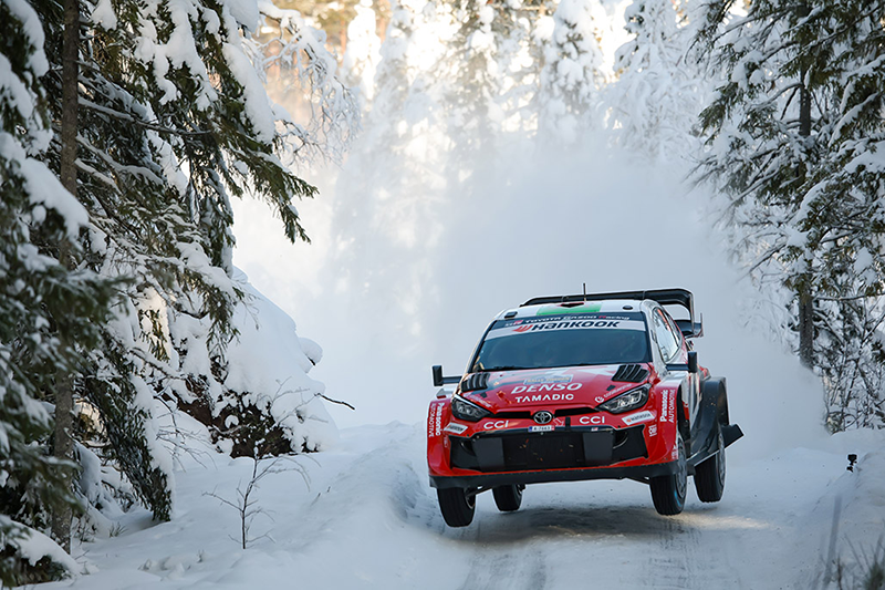 Elfyn Evans vainqueur du Rallye de Suède 2026 en WRC, célébré comme roi des neiges sur le podium enneigé Car 33 (Elfyn Evans, Scott Martin)