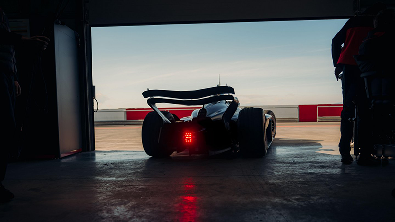 Sortie des stands pour la GEN4 : début d’une nouvelle phase d’essais sous haute surveillance technique. Porsche GEN 4 sortie de garage