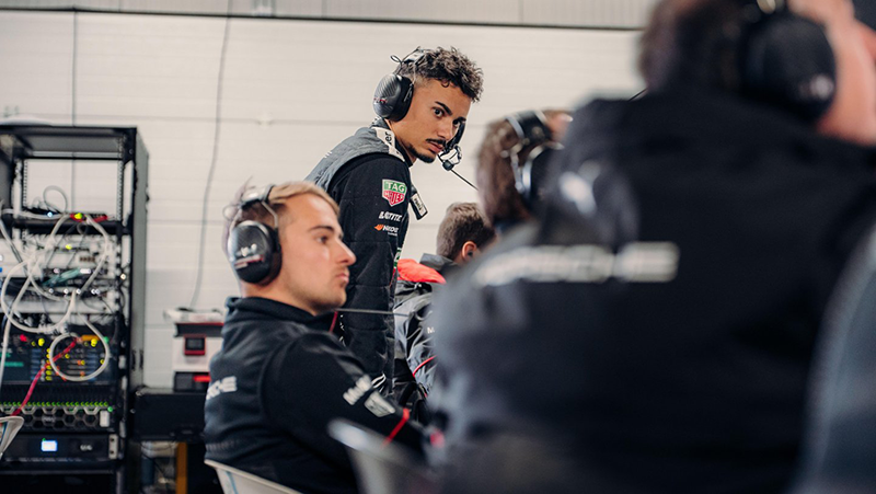 Ingénieur Porsche Motorsport en phase de contrôle des données : chaque mesure compte dans le développement de la GEN4. Porsche Gen 4 ingénieur