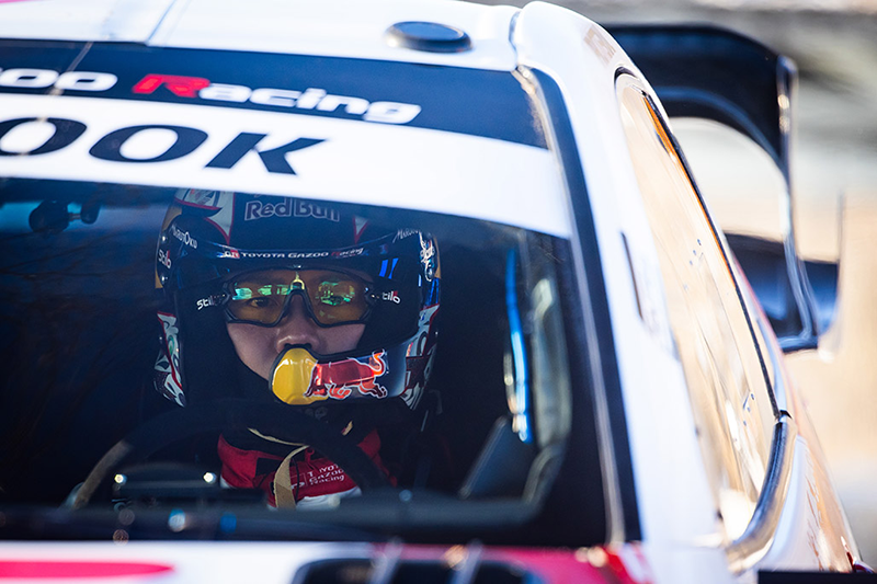 akamoto Katsuta au volant de la Toyota GR Yaris Rally1 lors du Rallye de Suède 2026, devant son coéquipier Elfyn Evans, sur une spéciale enneigée près d’Umeå. Takamoto Katsuta