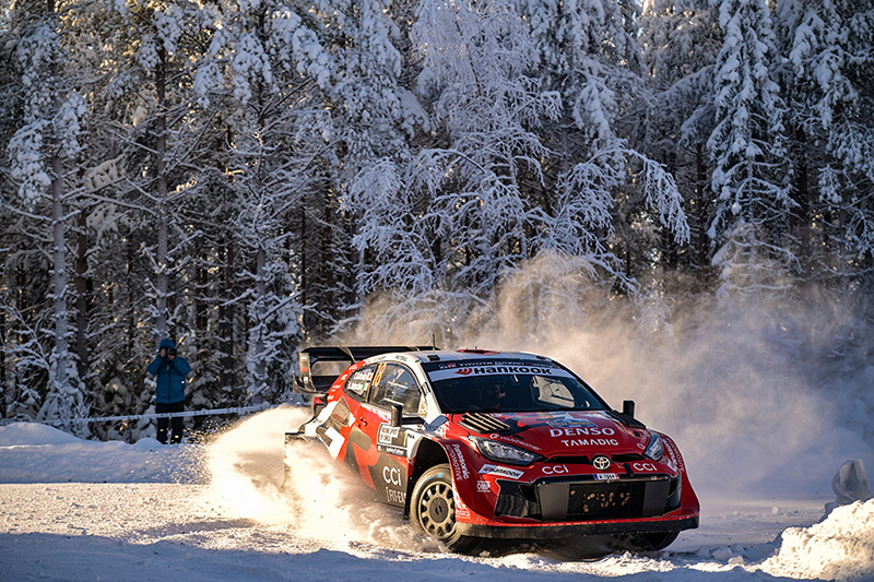 Takamoto Katsuta en difficulté sur une spéciale enneigée du Rallye de Suède, cherchant de l’adhérence sur une surface glacée et évolutive Voiture 18 (Takamoto Katsuta, Aaron Johnston)