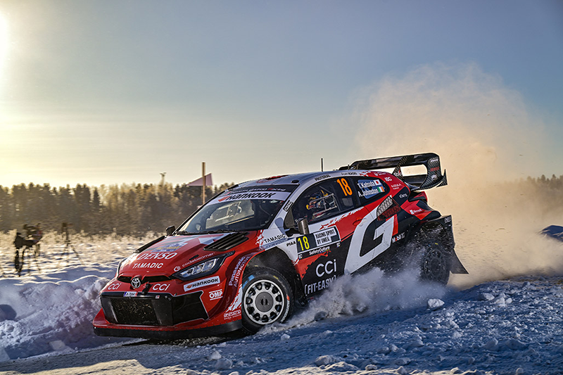 Takamoto Katsuta pilote sur route enneigée à Umeå lors du Rallye de Suède 2026 takamoto-katsuta-rallye-suede-2026-neige.jpg