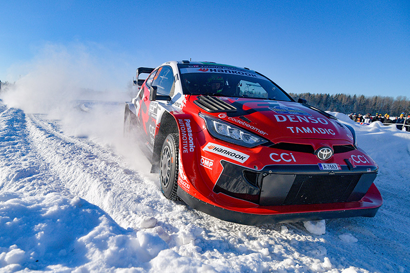 Elfyn Evans au volant de la Toyota GR Yaris Rally1 lors du Rallye de Suède 2026, en attaque sur la neige après deux victoires d’étape vendredi matin. Voiture 33 (Elfyn Evans, Scott Martin)