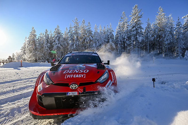 Sami Pajari au volant de la Toyota GR Yaris Rally1 lors du Rallye de Suède, troisième provisoire derrière ses coéquipiers Toyota sur la neige scandinave. Voiture 5 (Sami Pajari, Marko Salminen)