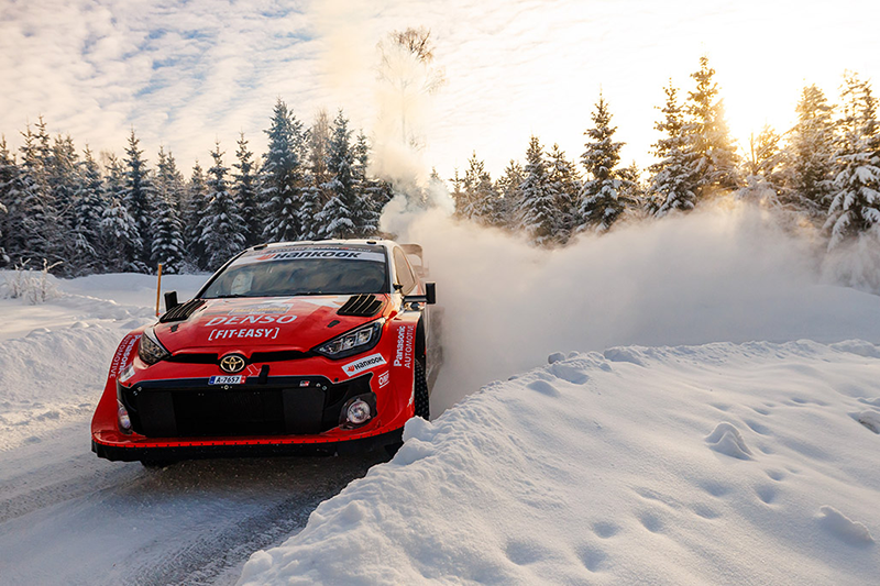 Sami Pajari au volant de la Toyota GR Yaris Rally1 lors du Rallye de Suède 2026, troisième provisoire à 19,4 secondes d’Elfyn Evans. Voiture 5 (Sami Pajari, Marko Salminen)