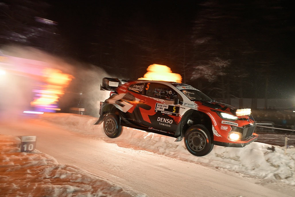 Sami Pajari décolle sur une spéciale enneigée du Rallye de Suède 2026 à Umeå Voiture 5 (Sami Pajari, Marko Salminen)