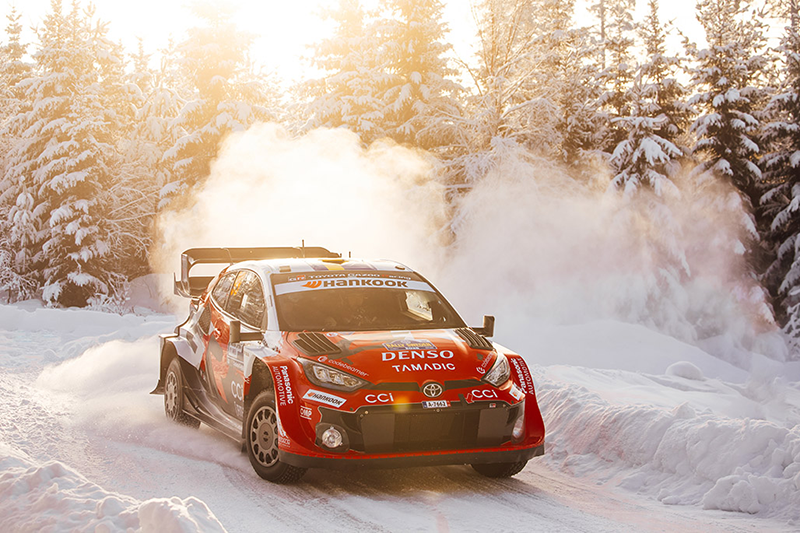 Oliver Solberg au volant de sa Rally1 lors du Rallye de Suède 2026, en délicatesse dans une spéciale matinale après une grosse alerte sur la neige. Voiture 99 (Oliver Solberg, Elliott Edmondson)