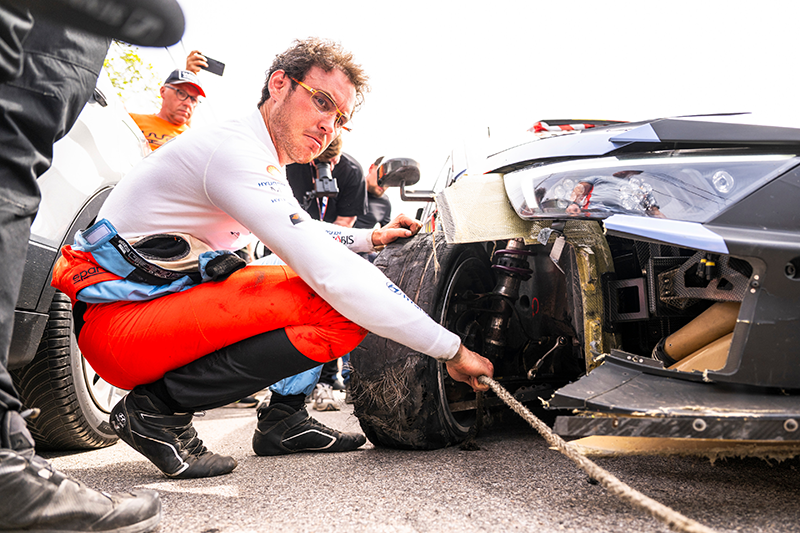 Thierry Neuville après son choc contre un bloc de béton, suspension avant droite détruite dans la Power Stage du Rallye de Croatie Thierry Neuville