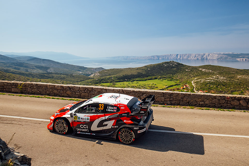 Elfyn Evans et son copilote Scott Martin en action au volant de leur Toyota sur une spéciale du Rallye de Croatie ar 33 (Elfyn Evans, Scott Martin)