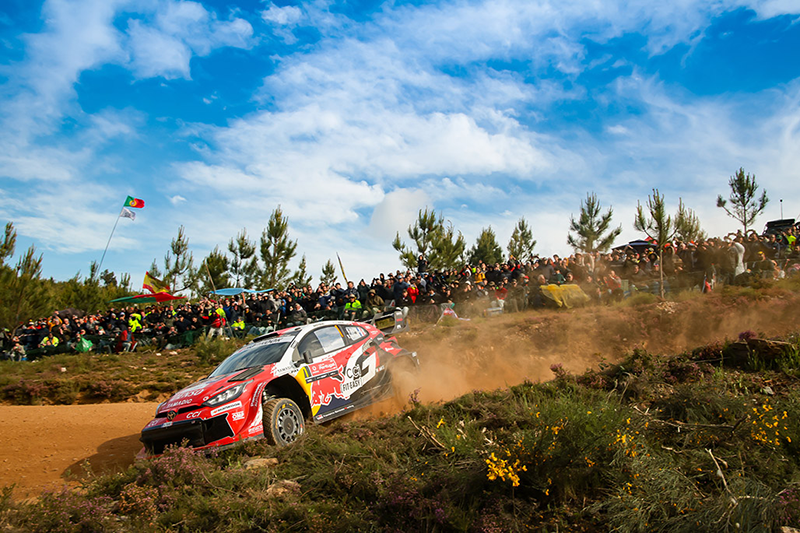 Toyota GR Yaris Rally1 de Sébastien Ogier en pleine glisse sur une piste de terre poussiéreuse lors d'une spéciale du Rallye du Portugal. Car 1 (Sébastien Ogier, Vincent Landais)