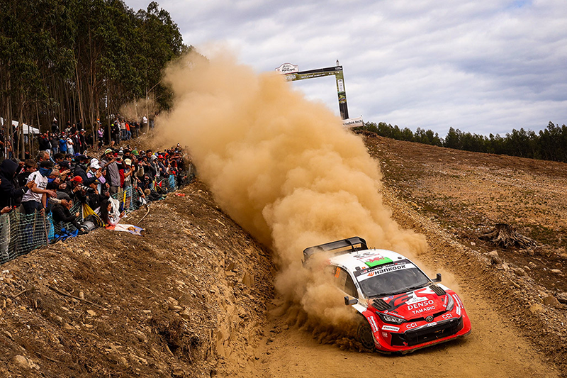 Elfyn Evans au volant de la Toyota GR Yaris Rally1 soulevant un épais nuage de poussière sur les pistes terreuses du Rallye du Portugal. Car 33 (Elfyn Evans, Scott Martin)